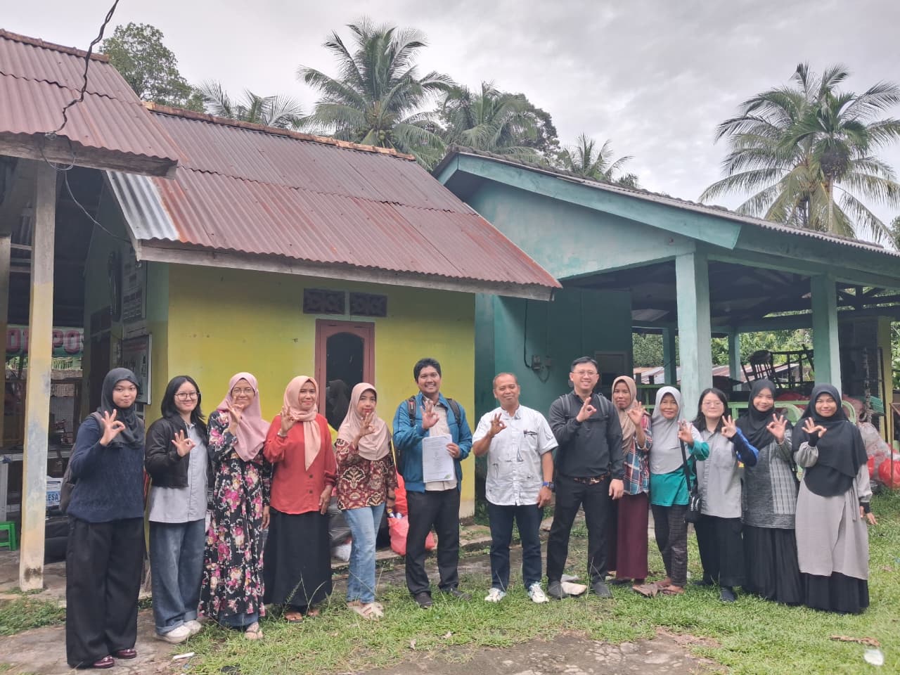 Pendampingan dan Implementasi IoT serta AI Era Baru Pengelolaan Bank Sampah Karya Mandiri Desa Karya Makmur